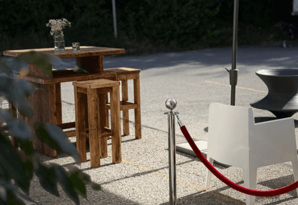 Stehtisch, Barhocker aus Bauholz und Toy Sessel von Philip Stark auf einer Veranstaltung