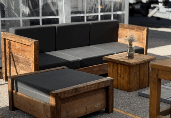 Sofa, Hocker und Beistelltisch aus Bauholz auf einer Veranstaltung
