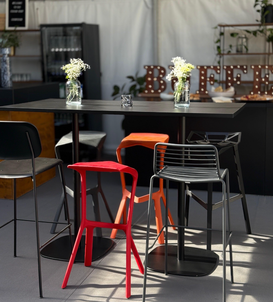 Barhocker und Stehtisch Showroomweek fusion rent